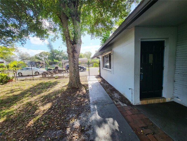 Building Photo - 4331 SW 54th Ct