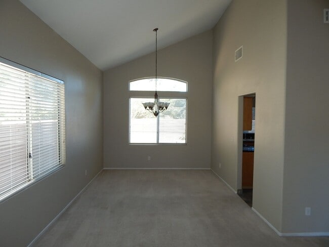 Foto del edificio - Gorgeous 3Bed/3Bath 2 Story home w/ office...