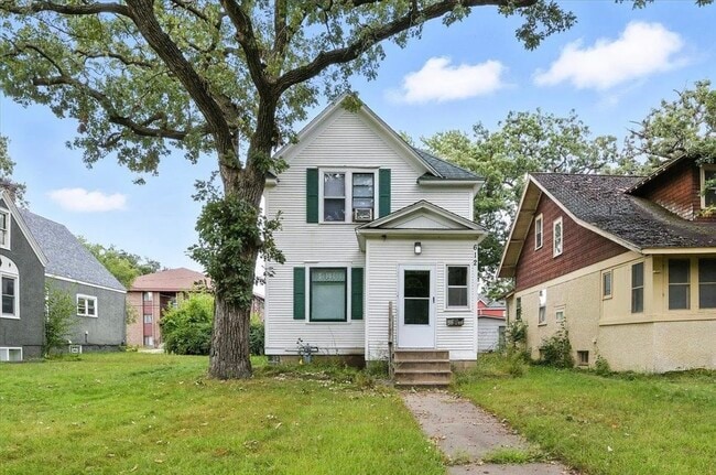 Building Photo - 612 7th Ave S