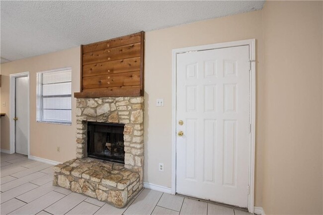 Building Photo - 906 Country Aire Dr