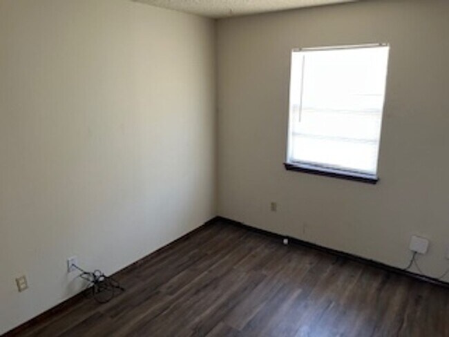 Building Photo - Hot Rental