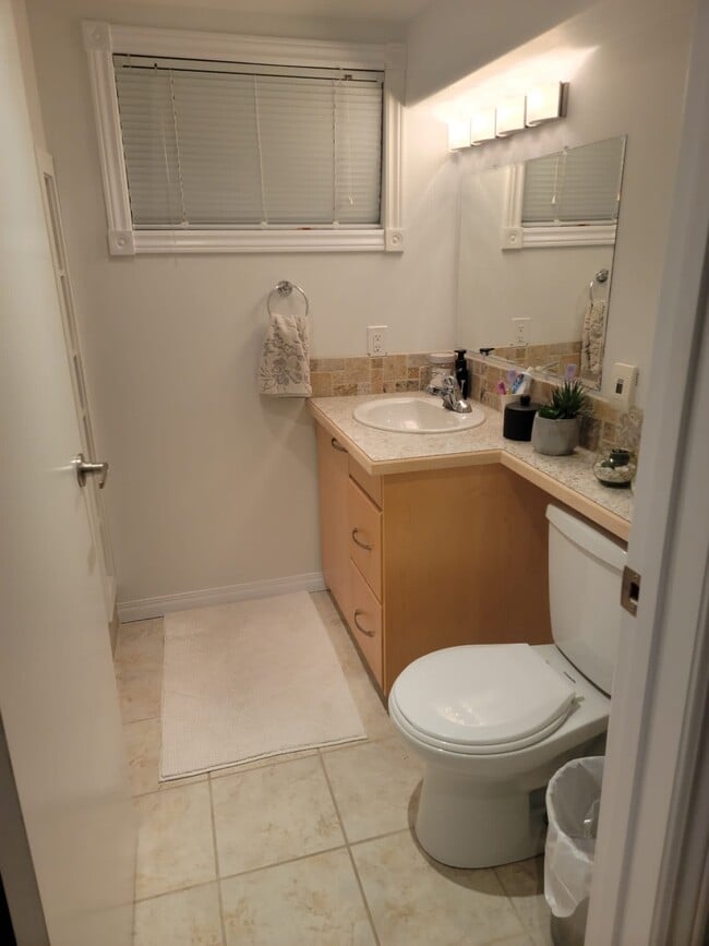 Building Photo - 4 Bed 2 Bath Unit in Red Deer, AB