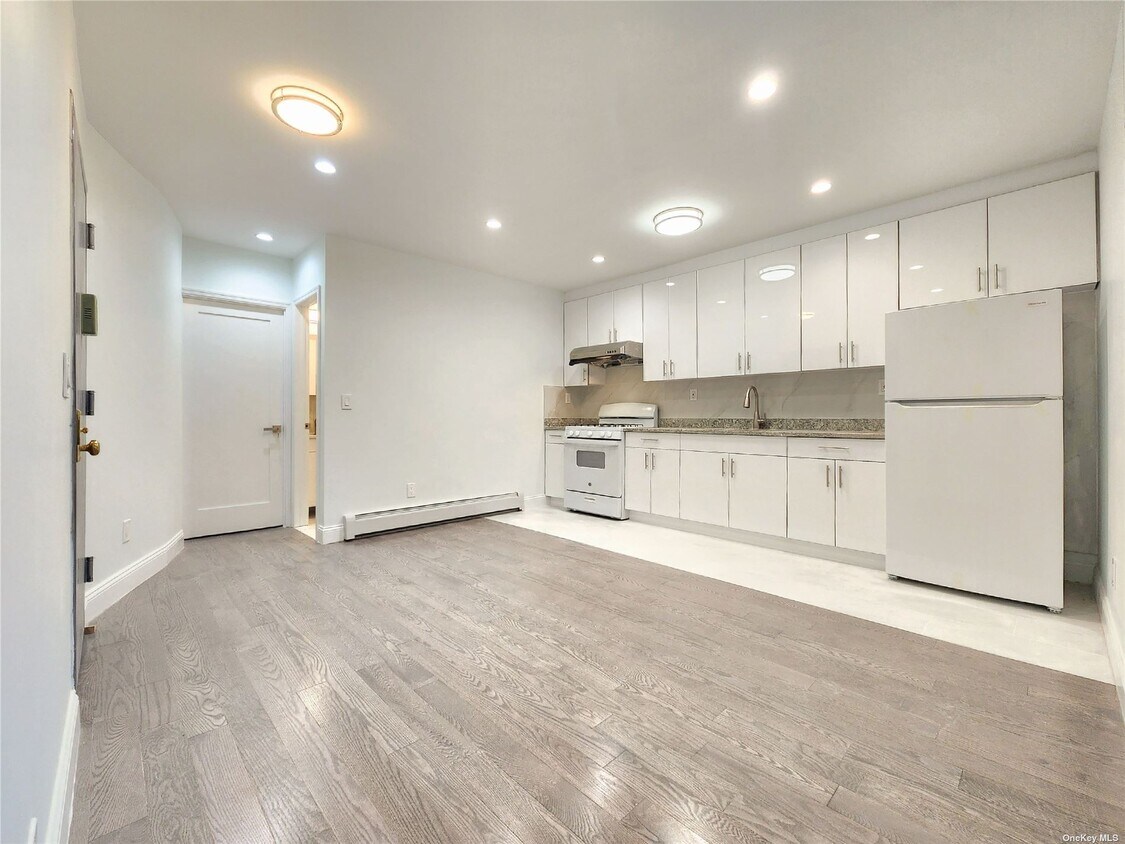 Primary Photo - 76-12 Woodside Ave