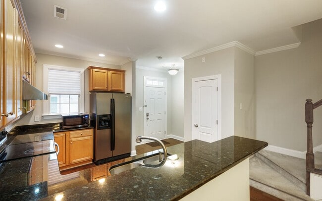 Building Photo - Move-In-Ready 2 Bed 2.5 Ba Townhome In Pic...