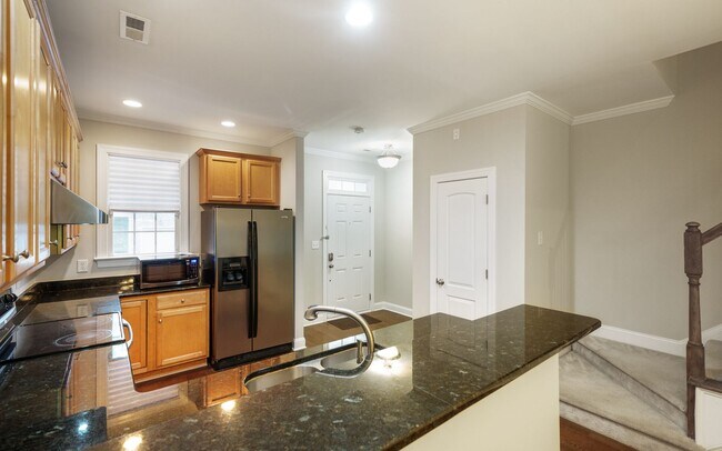 Foto del edificio - Move-In-Ready 2 Bed 2.5 Ba Townhome In Pic...