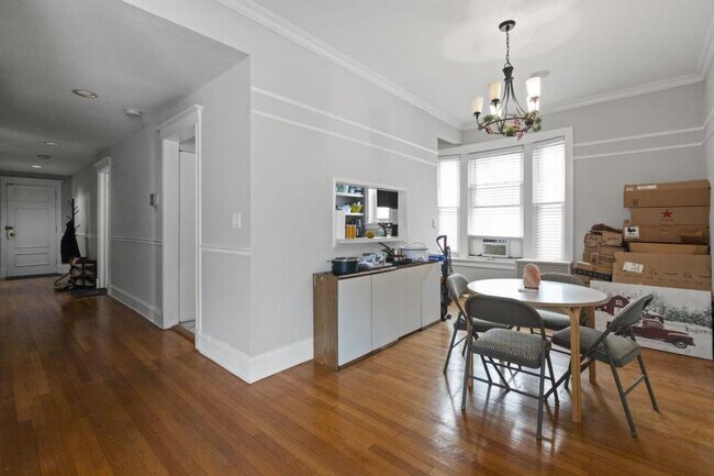 Foto del edificio - 2 bedroom in Chicago IL 60657