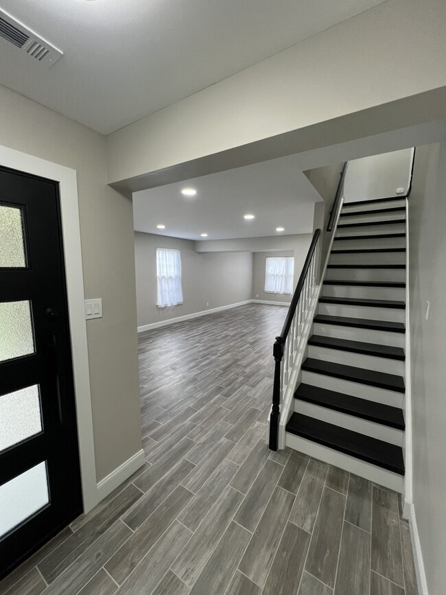 Building Photo - 223 Foxwood Ln