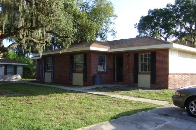 Building Photo - Lake Ariana Apartments