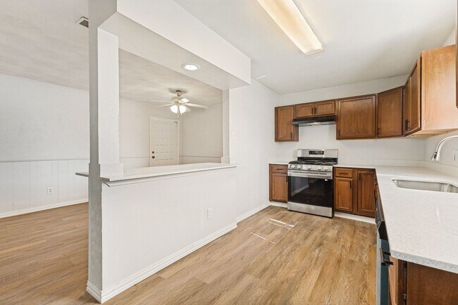 Foto del edificio - 4-Bed Home with Renovated Kitchen & Baths – Plenty of Space!