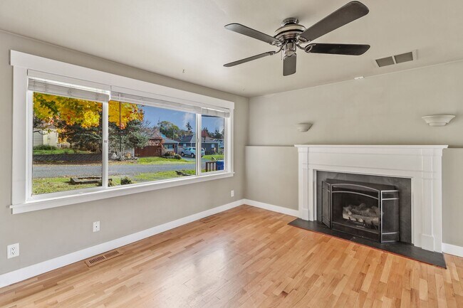 Foto del edificio - 3 Bed 1 Bath - Craftsman - Fenced Backyard...