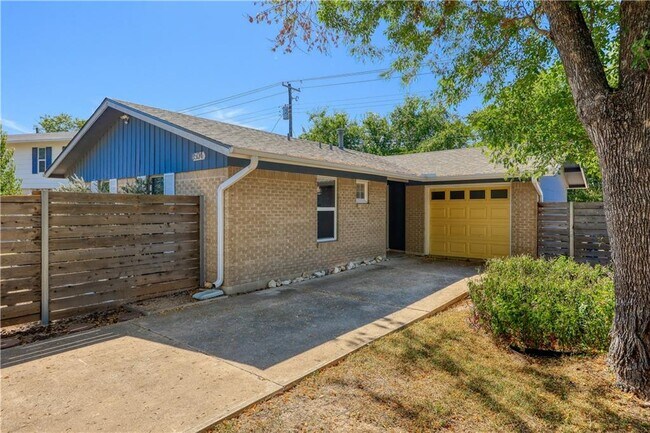 Foto del edificio - 8504 Woodstone Dr