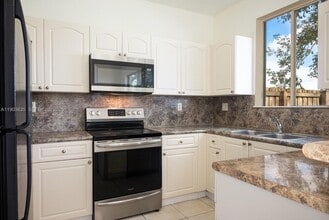 Building Photo - 2831 SE 15th Rd