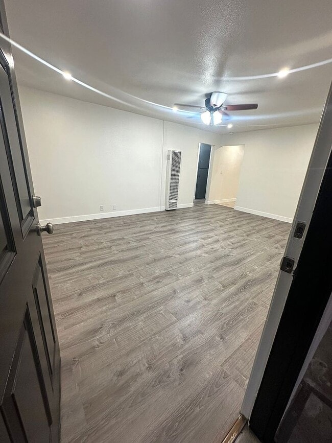 Entrance/ Living Rm - 2302 W Roberta Ave