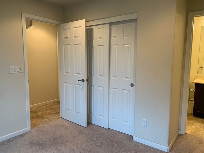 Building Photo - 3 Bed/3 Bath Newer Townhome in Desirable Ardenwood Neighborhood
