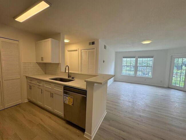 Building Photo - 6148 Westgate Dr