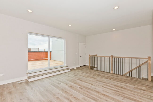 Building Photo - 2725 N Ashland Ave