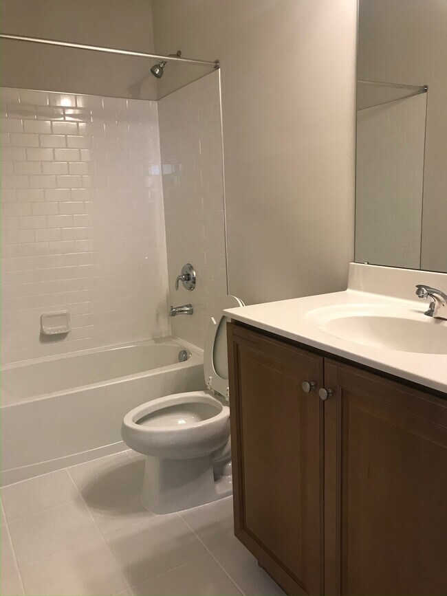Building Photo - 703 Lakeview Ct