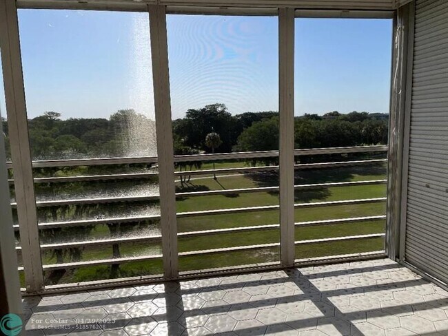 Foto del edificio - 605 Oaks Dr