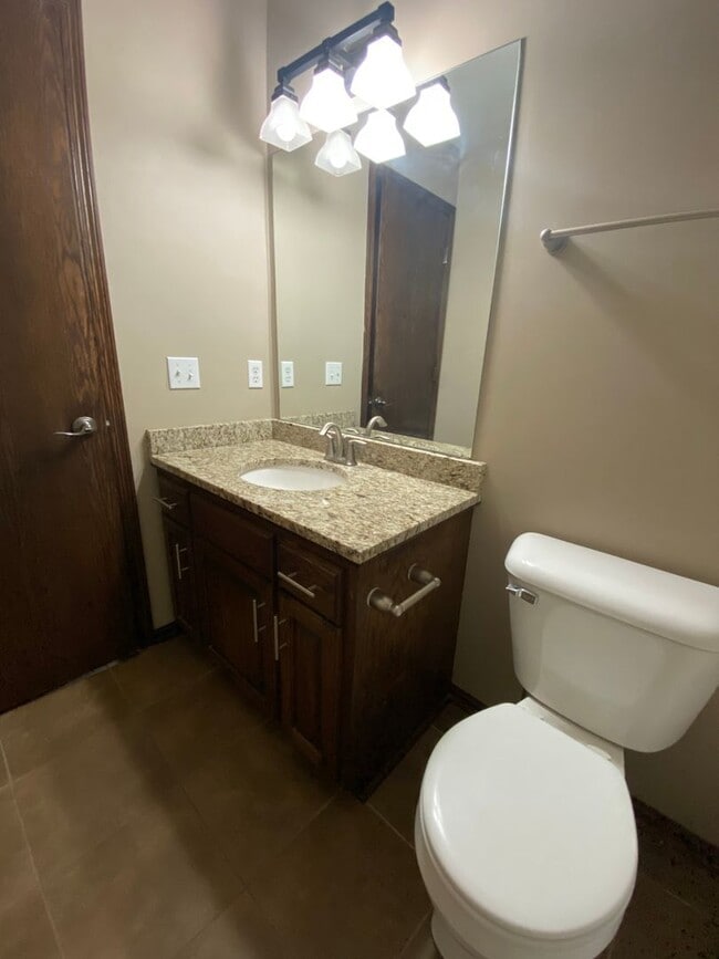 Building Photo - Gorgeous Elkhorn 4 Bed 3 Bath Home!