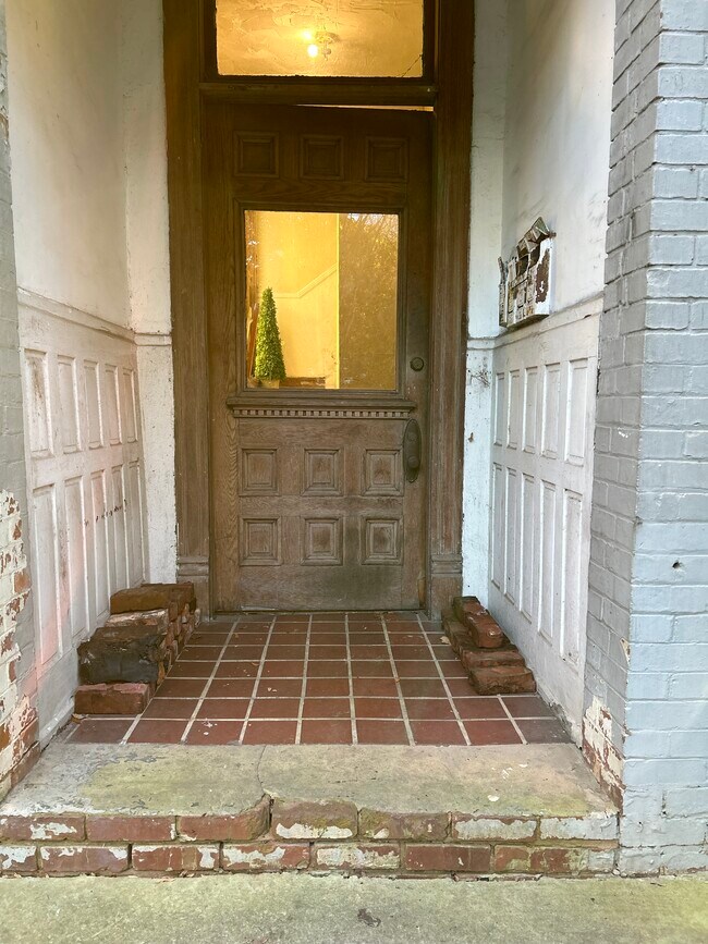 Building Photo - 852 Oak St