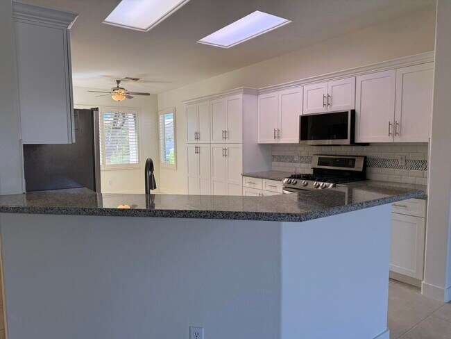 Foto del edificio - 36582 Crown St