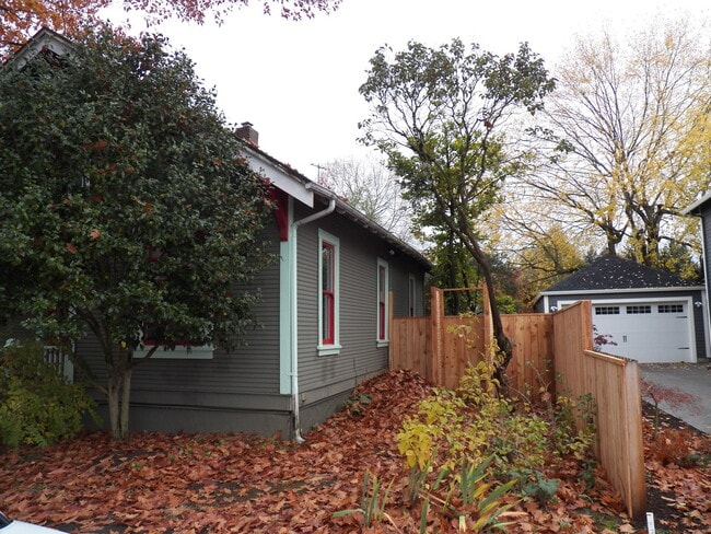 Building Photo - Beautiful Cottage in the Hollywood Distric...