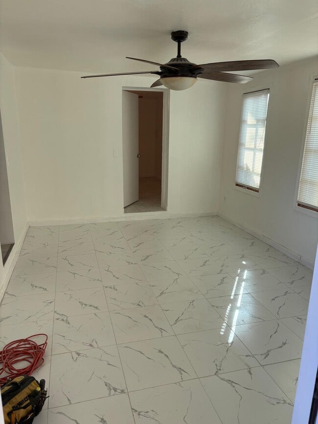 Sala de estar - 631 S J St