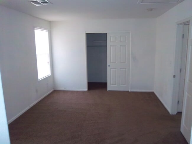 Foto del edificio - 3 bedroom home with granite tops and tile floors $1500.00/month