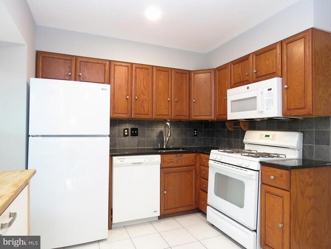 Building Photo - 3013 Hickory Grove Ct