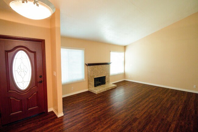 Foto del edificio - Spacious 4 Bed / 2 Bath Pool Home in Prime Corona Location!