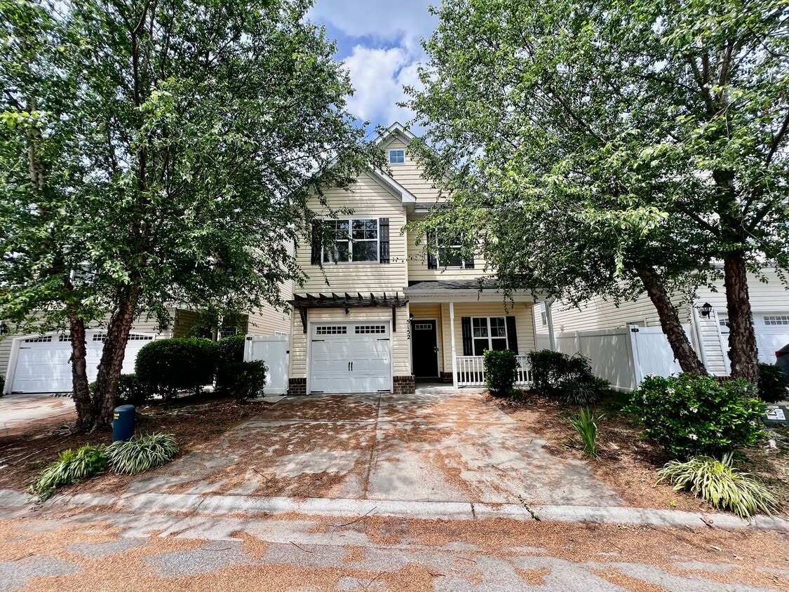 Primary Photo - 3 bedroom home in sought after Whitaker Pl...