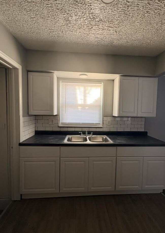 Foto del edificio - 18428 Stahelin Ave