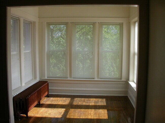 Sun Parlor - 1338 W Winona St
