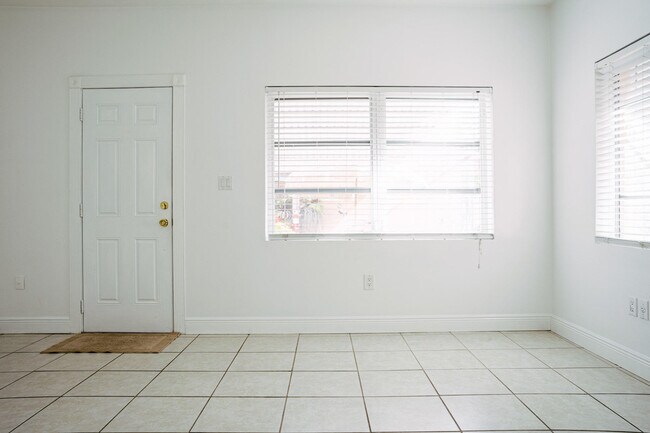 Building Photo - 317 Pershing Way