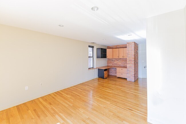 Building Photo - 96 Gainsborough St