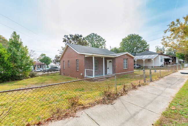 Foto del edificio - Brick home with a fenced-in yard!