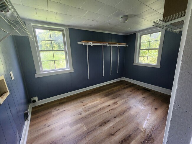 Foto del edificio - Charming Farm Cottage in Chatham, IL!