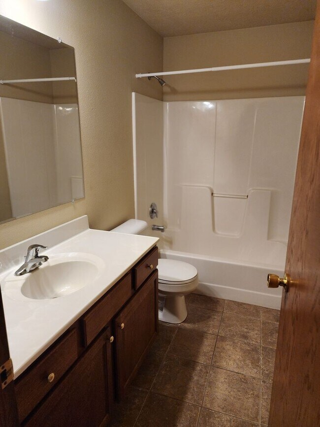 Foto del edificio - three bedroom two bathroom Town Home