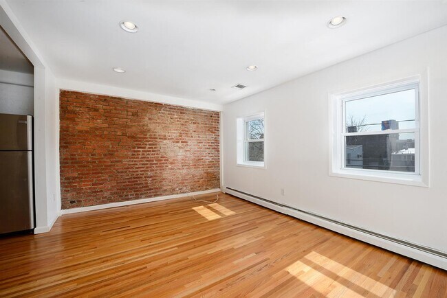 Building Photo - 206 BEACON Ave