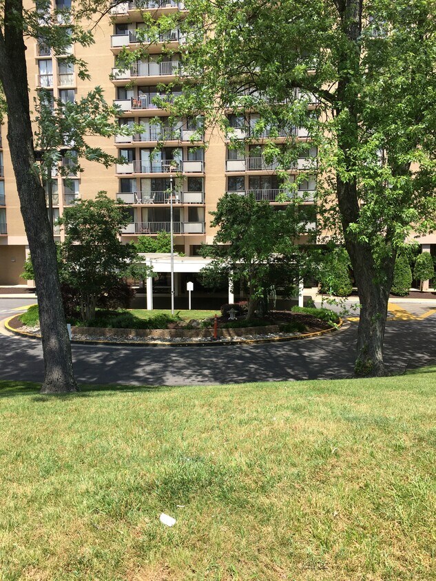 Foto principal - 6100 Westchester Park Dr