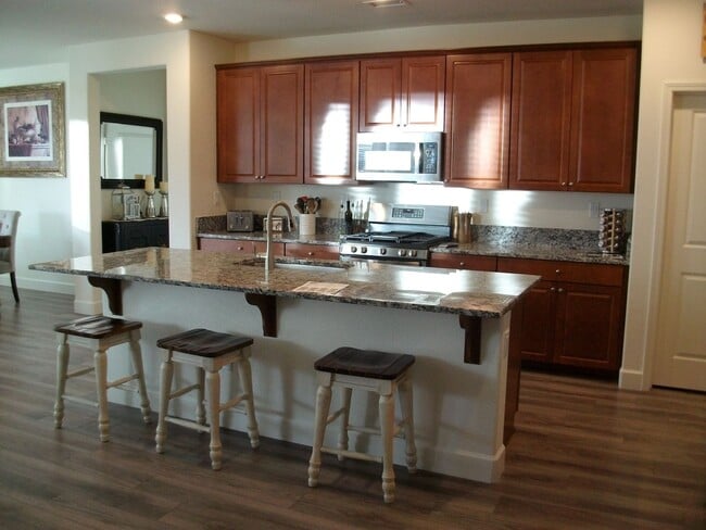 Building Photo - Beautiful, spacious 4 bd, 2-1/2 bath, 3 ca...
