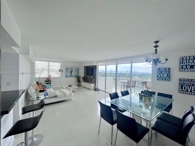 Foto del edificio - 5838 Collins Ave