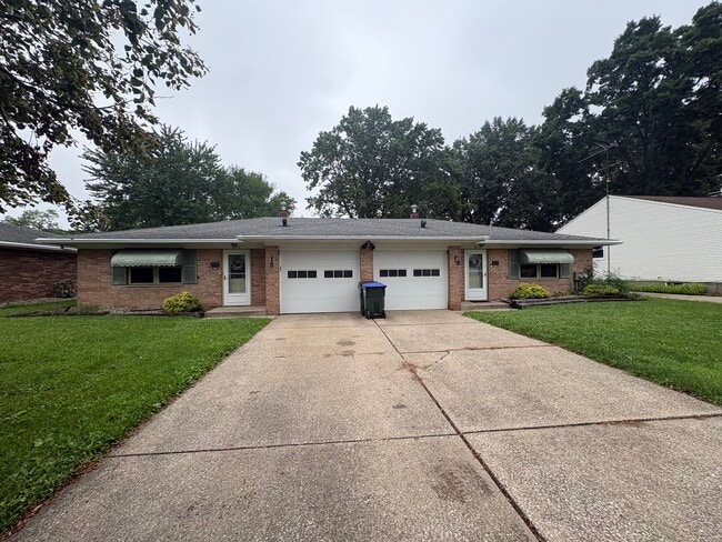Building Photo - 817 Hollywood Cir