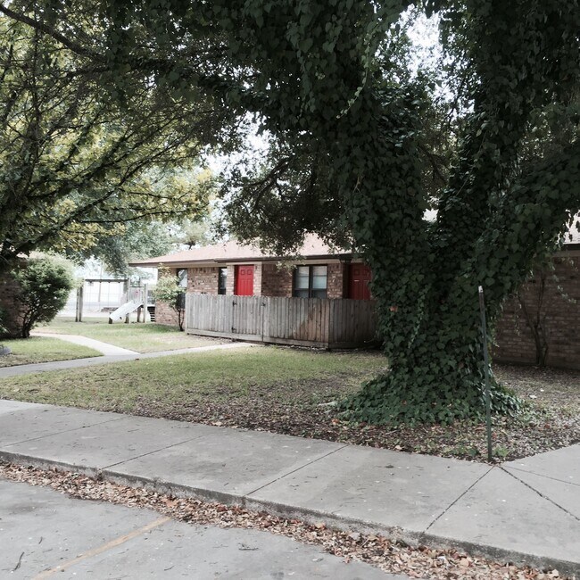 Foto del edificio - 3400 N Travis Ave
