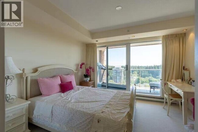 Photo du bâtiment - 5775 Hampton Pl