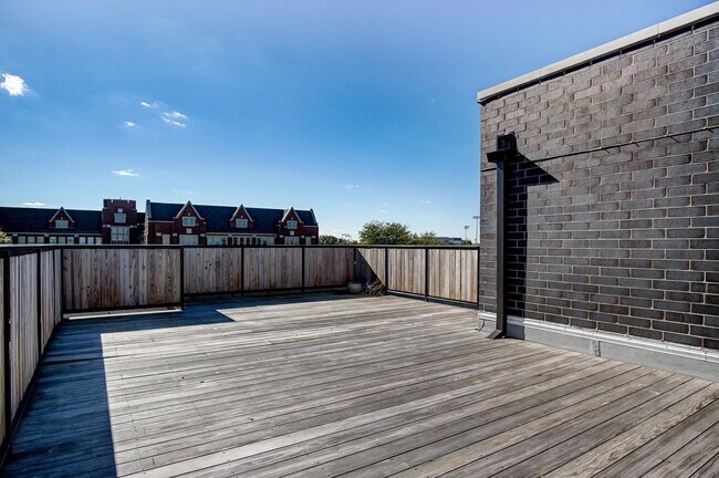 Foto del edificio - 2518 W Addison St