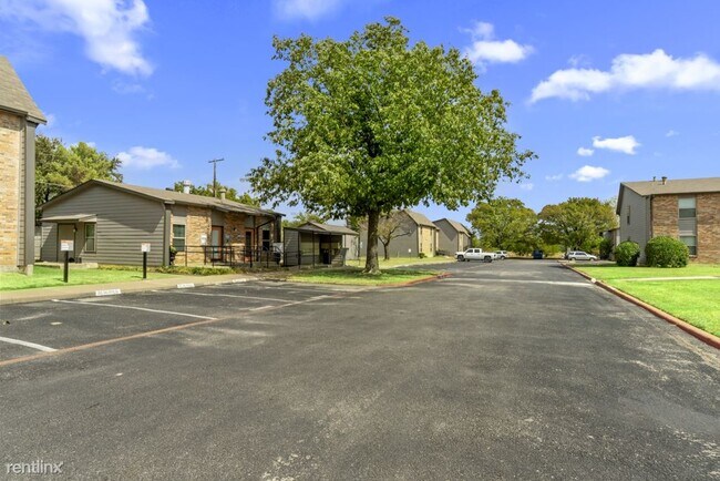 Building Photo - 3 br, 1.5 bath Apartment - Cleburne Plaza C