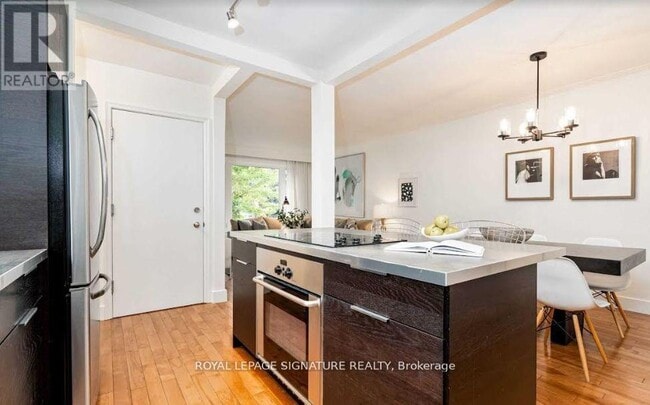 Photo du bâtiment - 349-349 Woodbine Ave