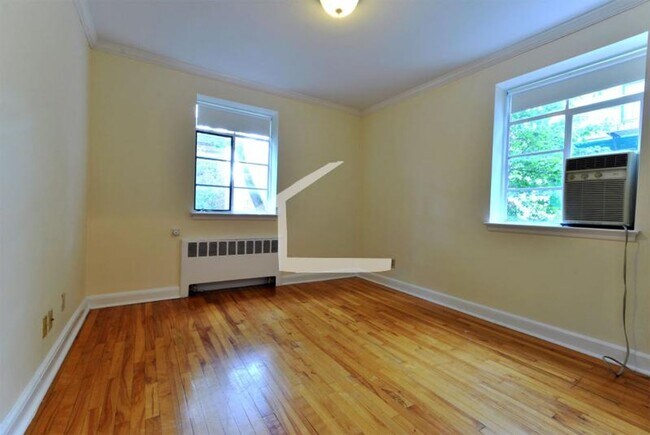 Building Photo - No Brokers Fee, One Month rent-Free, Heat,...