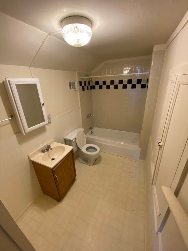 Building Photo - Quiet Forested 1 Bedroom Unit